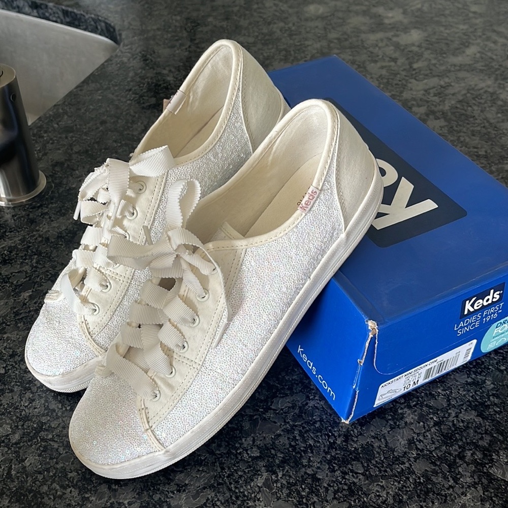 KEDS Kickstart Sequin Sneakers. Cream color. Sz 10 M. EUC